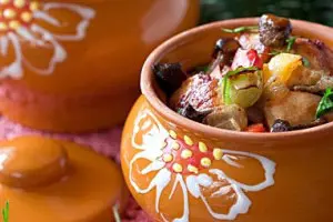 Курица с опятами в глиняном горшочке Chicken with chanterelle mushrooms in a clay pot