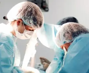 помощник хирурга surgical assistant