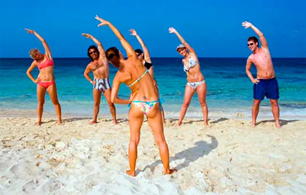 Low-Key Beach Workouts You Can Do Without Drawing Attention 3 Gymnastics on the beach
