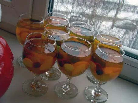 Easy Apple-and-Berry Fruit Jelly 3 Jelly