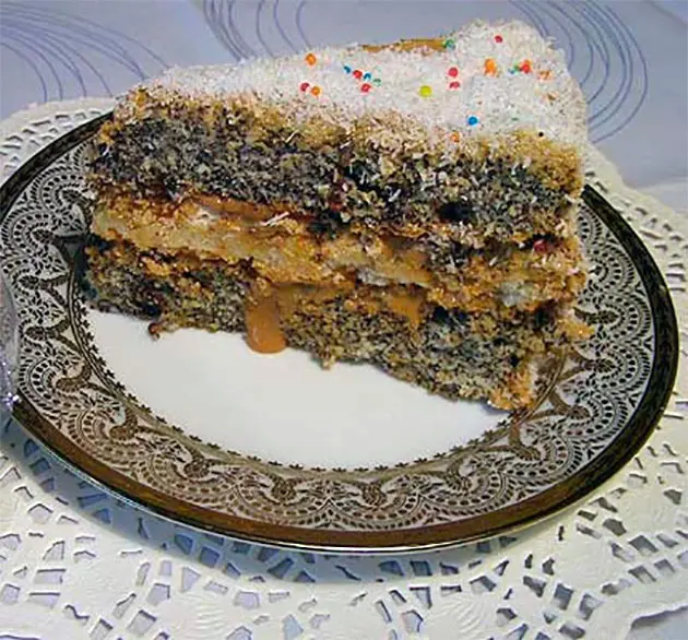 Poppy-seed pie with meringue