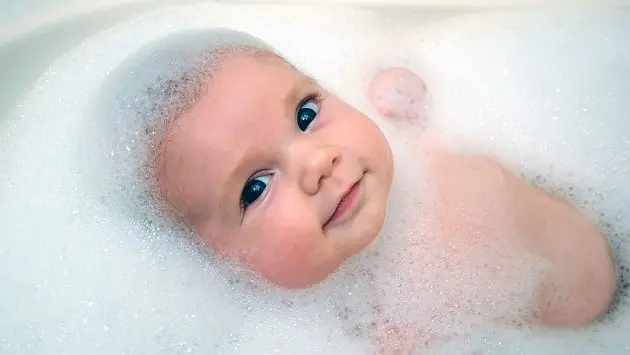 When and How to Bathe Your Newborn 3 Bathing a newborn