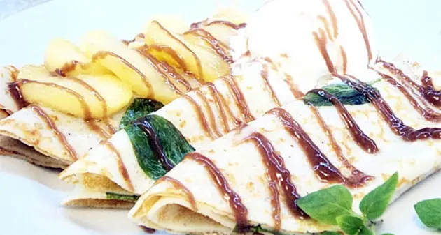 Mint Pancakes with Cinnamon-Spiced Apple Filling 3 Mint pancakes with apples