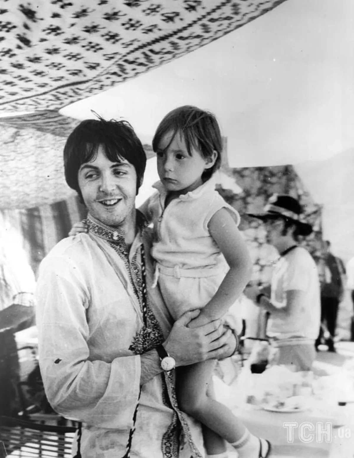 Why 'Hey Jude' Is Seven Minutes Long — and How It Became The Beatles' Anthem 4 Paul McCartney and young Julian Lennon