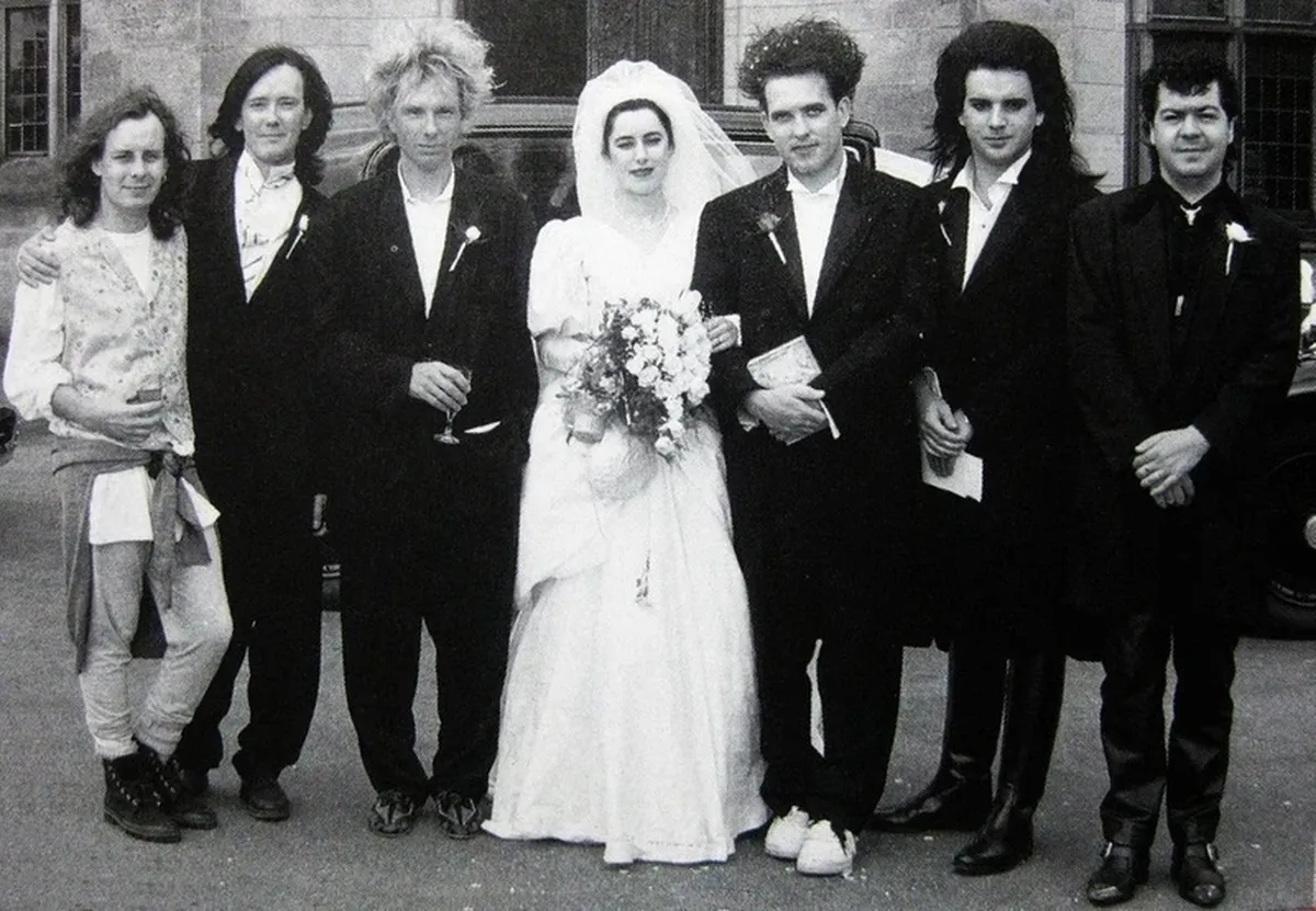 Robert Smith, Mary Poole, and the Story Behind "Lovesong" 5 vesillya