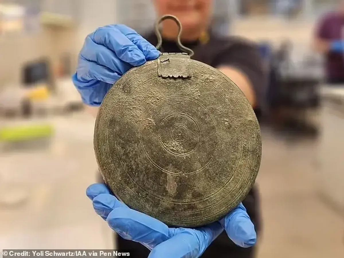 Tomb of a Hetaera from Alexander the Great’s Era Found on the Road to Jerusalem — Her Mirror Looks Brand-New 4 A Hetaera with a Mirror: A Courtesan’s Tomb from the Time of Alexander the Great Discovered in Israel