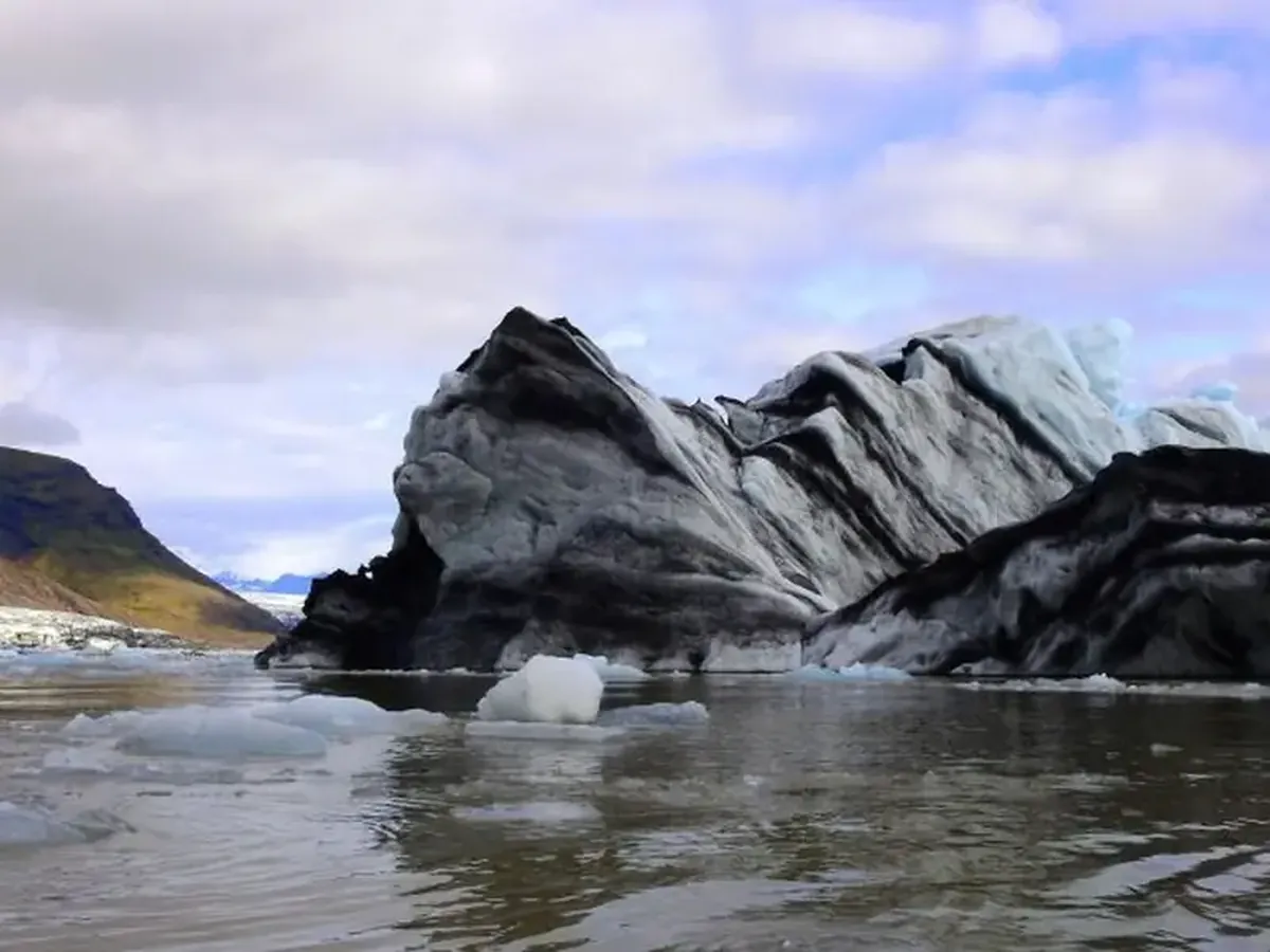 The soot‑black 'cube' iceberg that has researchers stumped 3 A black cube as dark as soot: a rare iceberg has captured the attention of glaciologists.
