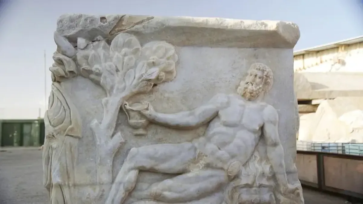 Hercules vs. Dionysus: A Roman sarcophagus captures their drinking contest 4 Hercules vs. Dionysus: An ancient sarcophagus reveals an image of the gods' drinking contest.
