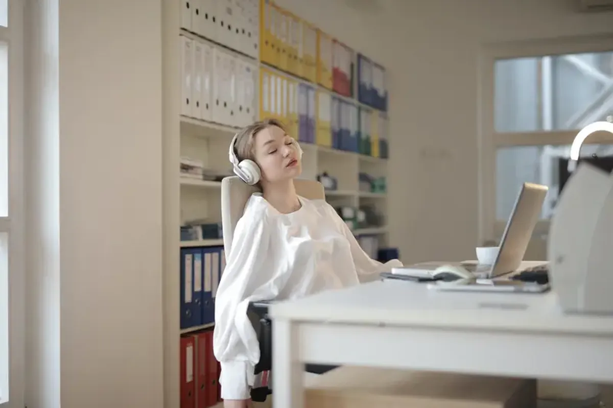 How to Stay Focused at Work After a Sleepless Night: Expert Tips