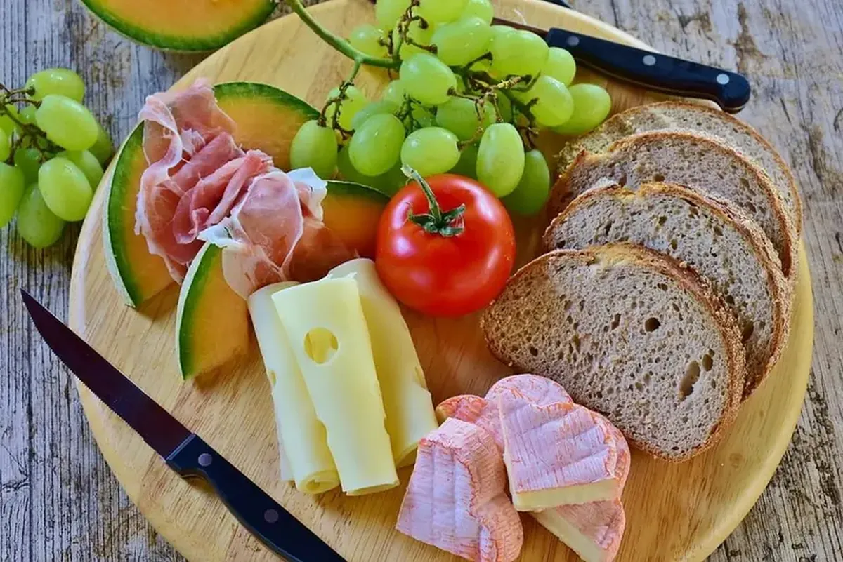 Eating Cheese Is Linked to Lower Dementia Risk in Older Adults 4 People who follow a raw-food diet are less likely to develop dementia.