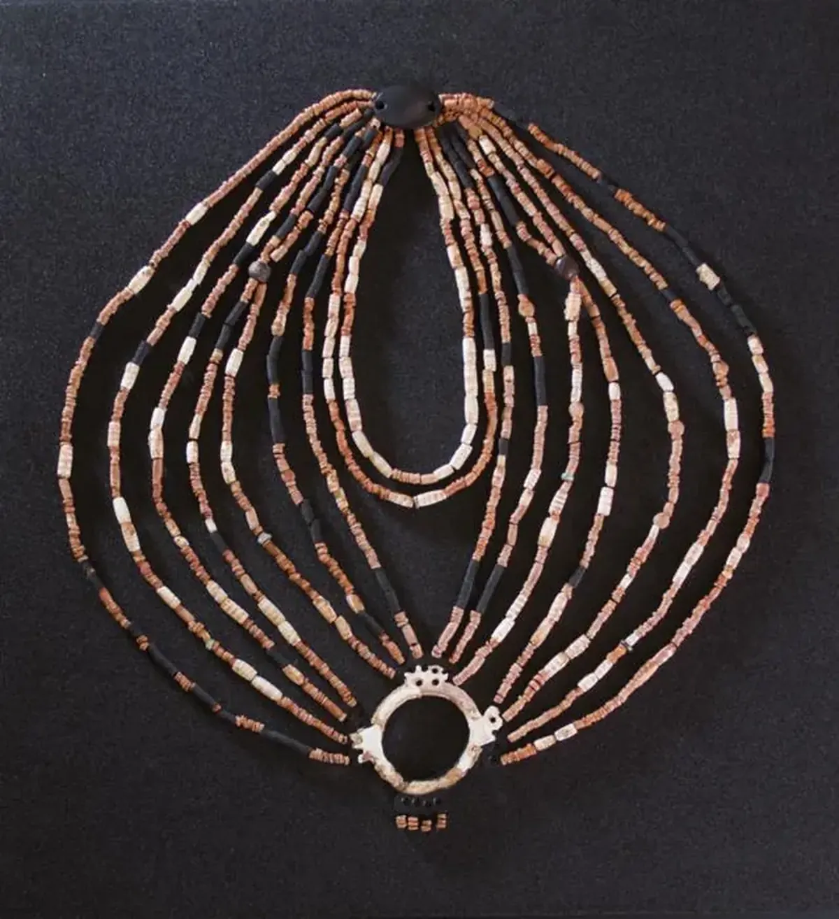 9,000-year-old necklace: reconstruction of the ornament.
