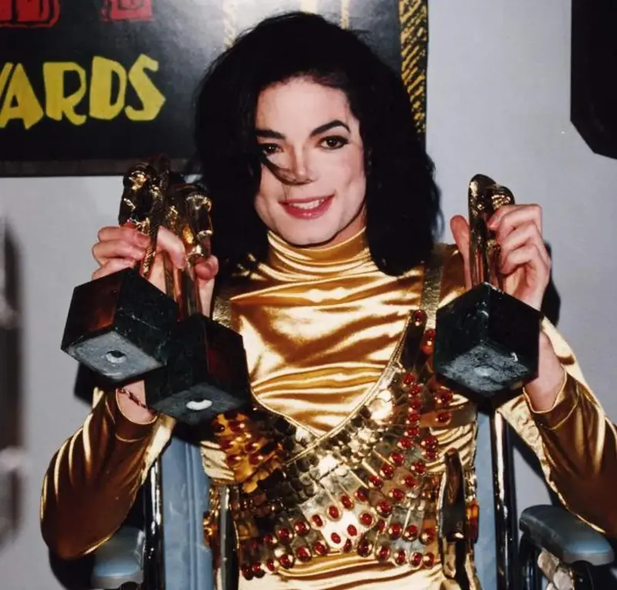Michael Jackson’s Mask: How Trauma, Fame, and Reinvention Shaped the King of Pop 4 Michael Jackson: The King in a Mask