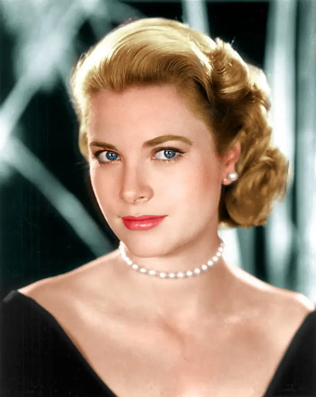 Grace Kelly: The 'Snow-Capped Volcano' Who Left Hollywood for a Throne 3 Grace Kelly: A Volcano Beneath the Snow