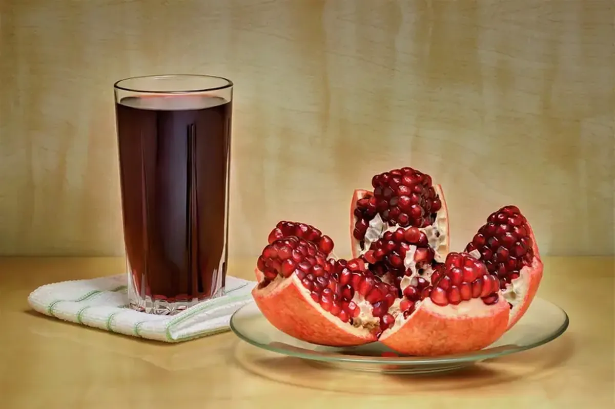 A compound in pomegranates slowed Alzheimer's-like decline in mice 3 Pomegranates may prevent Alzheimer's disease: tested on mice.