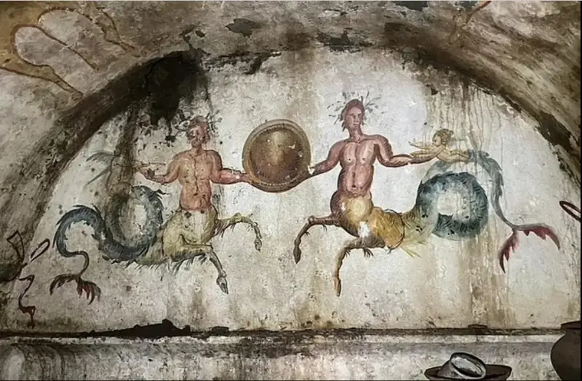 A 2,000-Year-Old Mummy and a Herbal Preservative Turn Up in the 'Tomb of Cerberus' Near Naples 3 grobnyczya