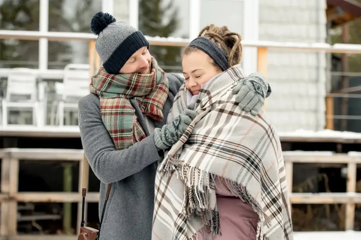 Women Handle the Cold Better Than Men — Their Heat-Retention Kicks In Sooner 3 Surprisingly, women tolerate the cold better than men do.