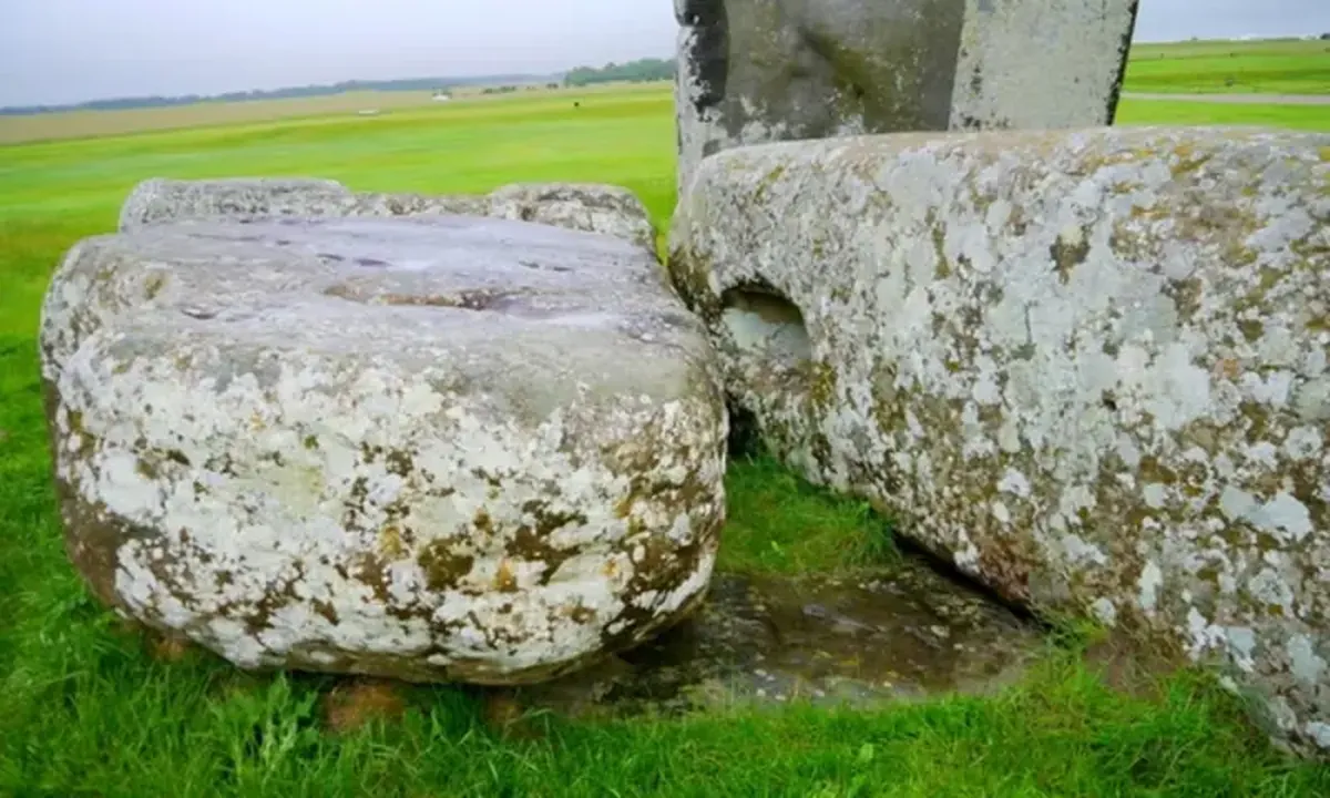 Stonehenge’s Altar Stone Came From Northeast Scotland, Not Wales 4 Breaking news: The Altar Stone of Stonehenge does not come from Wales.