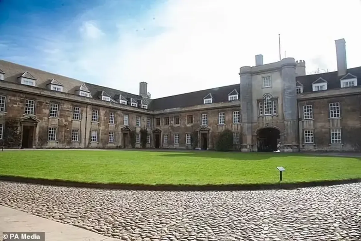 Hidden for 300 Years: 16th-Century Frescoes Revealed at Christ's College, Cambridge 4 Royal Time Capsule: Rare 16th-Century Frescoes Unearthed in Cambridge