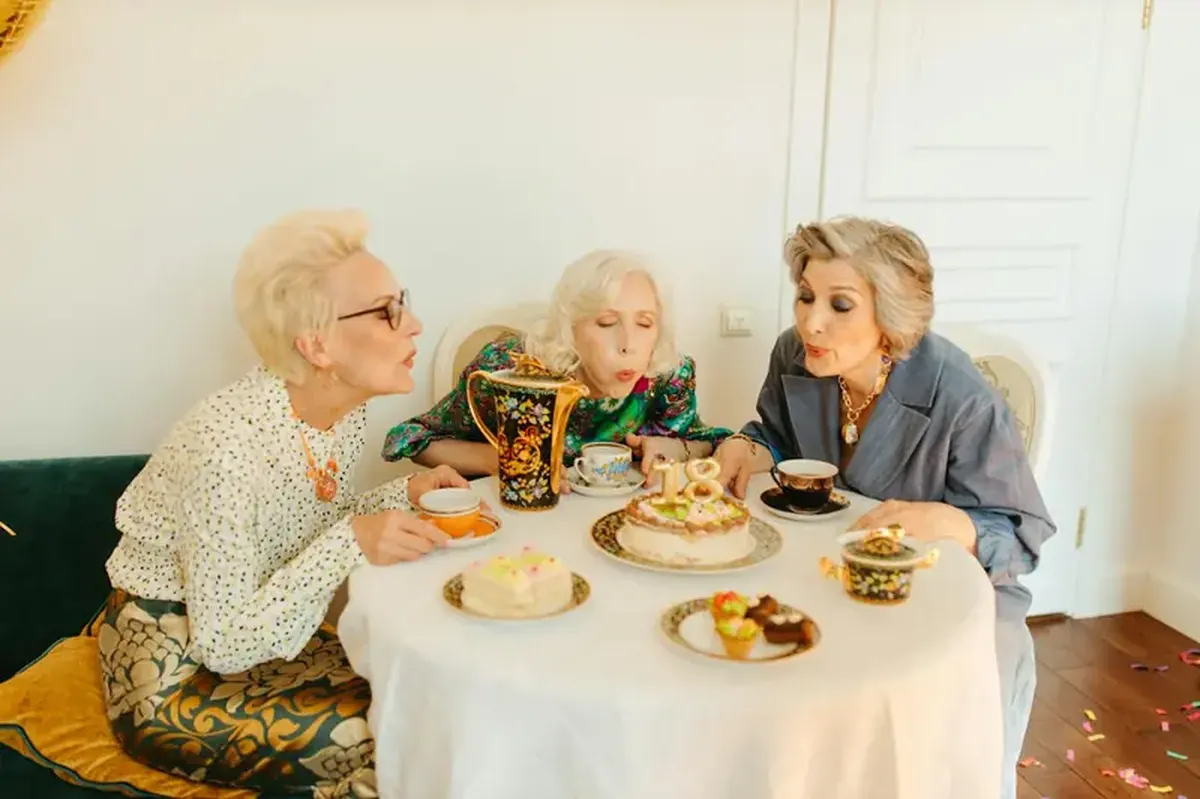 Seeing loved ones once a month may lower your risk of dying early 4 Loneliness is a killer: social connections can protect against premature death.