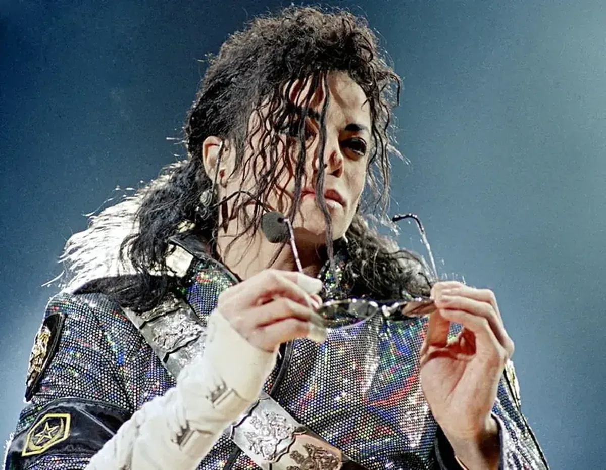 Michael Jackson’s Mask: How Trauma, Fame, and Reinvention Shaped the King of Pop 3 Michael Jackson: The King in a Mask