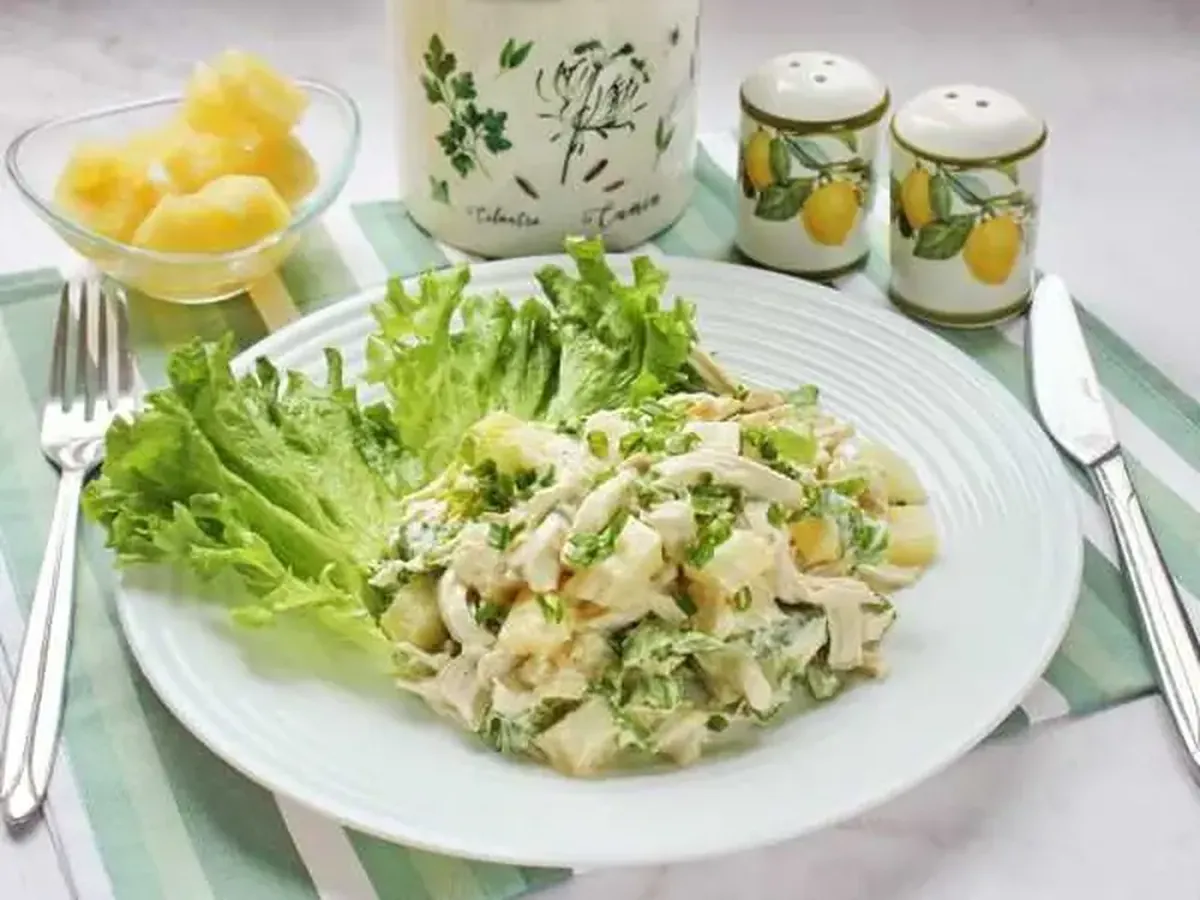 Chicken, Pineapple, and Nut Salad for Energy and Recovery 3 Meat salad: a recipe with chicken, pineapple, and nuts.