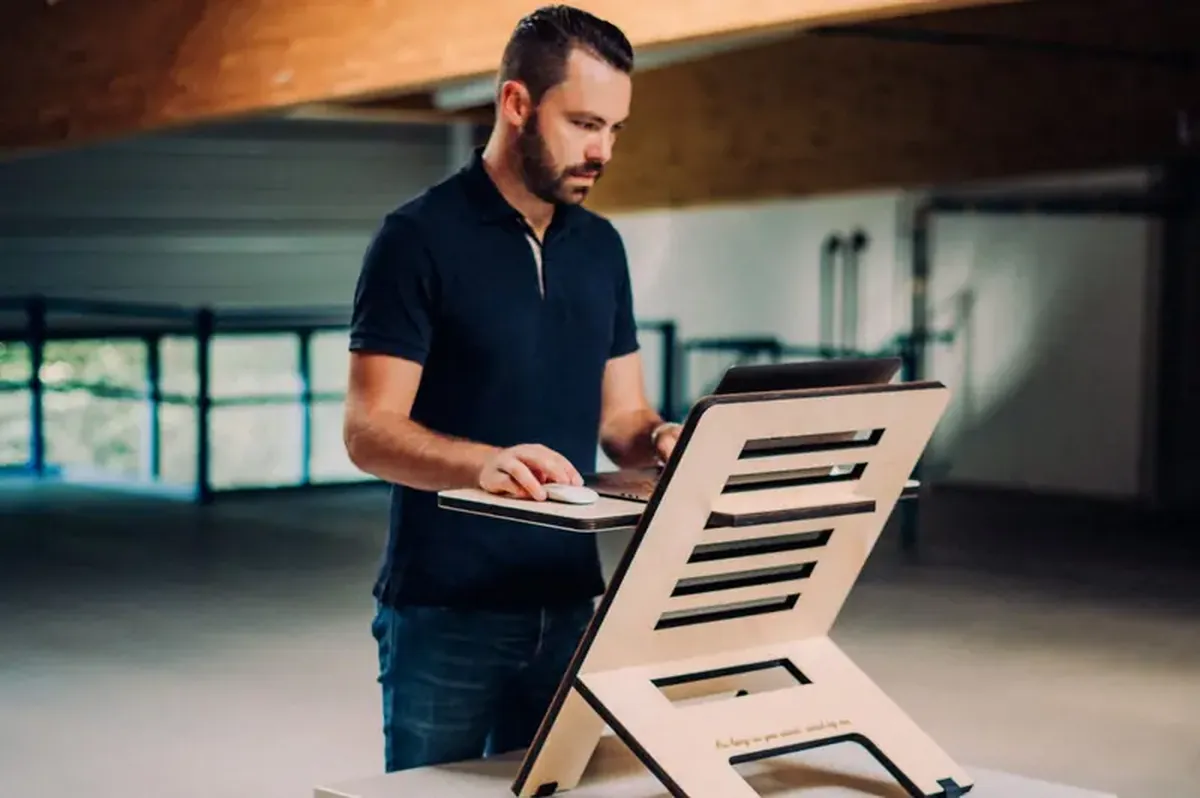 Standing All Day Isn't the Answer — It Raises Heart and Circulation Risks 3 There's no benefit to standing for long periods; prolonged standing can lead to serious health problems.