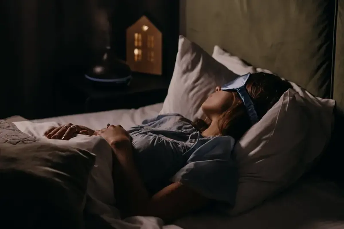How rolling your eyes can help you fall back asleep 3 Do you often wake up in the middle of the night? Here’s a simple trick to help you fall back asleep.