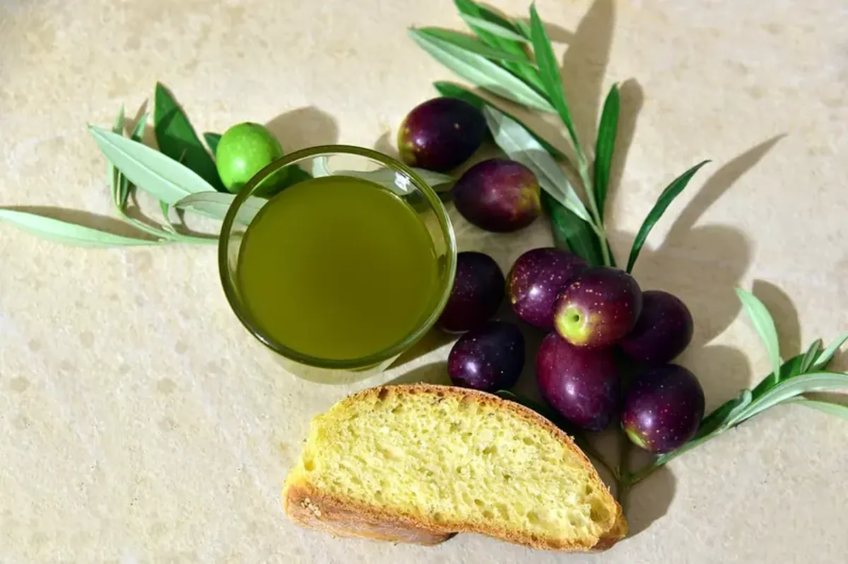 Everyone knows the benefits of olive oil, but olive leaves also have healing properties.