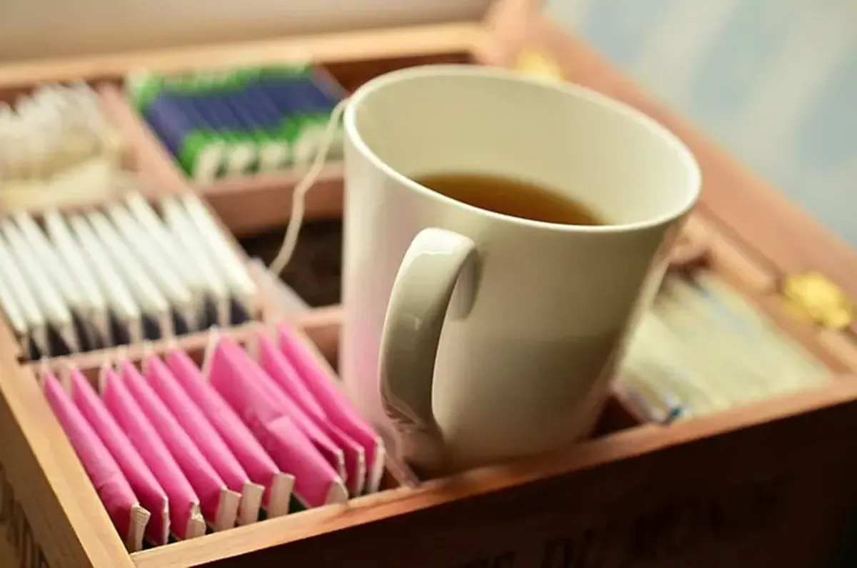 Brewing tea pulls toxic metals from water 4 Brewing tea removes toxic metals from water.