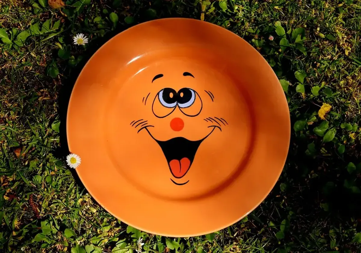 The color of the dish affects how the food tastes.