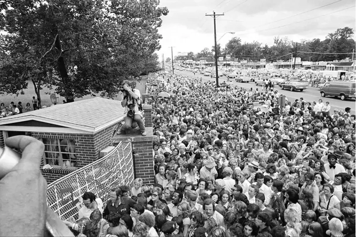 How Elvis Became the Voice of a New America 18 Elvis Presley: the new voice of America