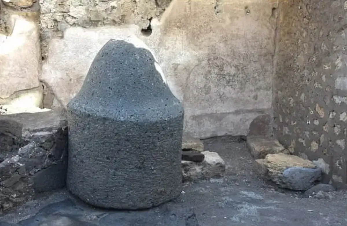 Pompeii’s 'Bakery-Prison' Reveals How Slaves Ground Grain Under Lock and Key 5 In Pompeii, archaeologists have uncovered the ruins of a bakery-prison.