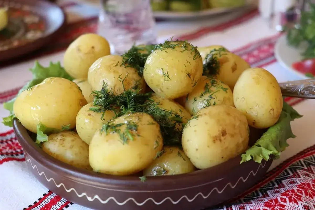 Why Potatoes Are a Healthier Carb Than Rice or Bread 3 We eat carbohydrates: potatoes are healthier than rice and bread.