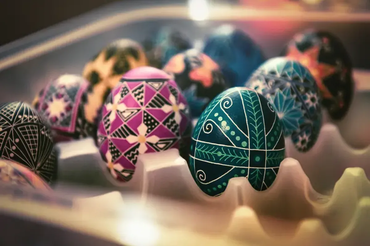 How to Break the Fast: Easter Recipes, Egg-Dyeing, and Decorations 7 Preparing for Easter: recipes to break the fast.