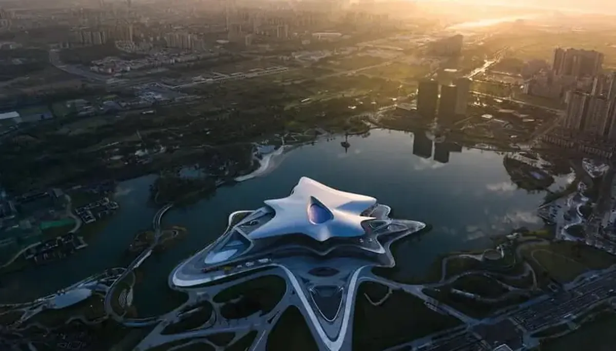 Built on a Lake in Chengdu, a Surreal Science-Fiction Museum Blends Futurism and Nature 3 Unreal Reality: An Incredible Science Fiction Museum Has Been Built in China