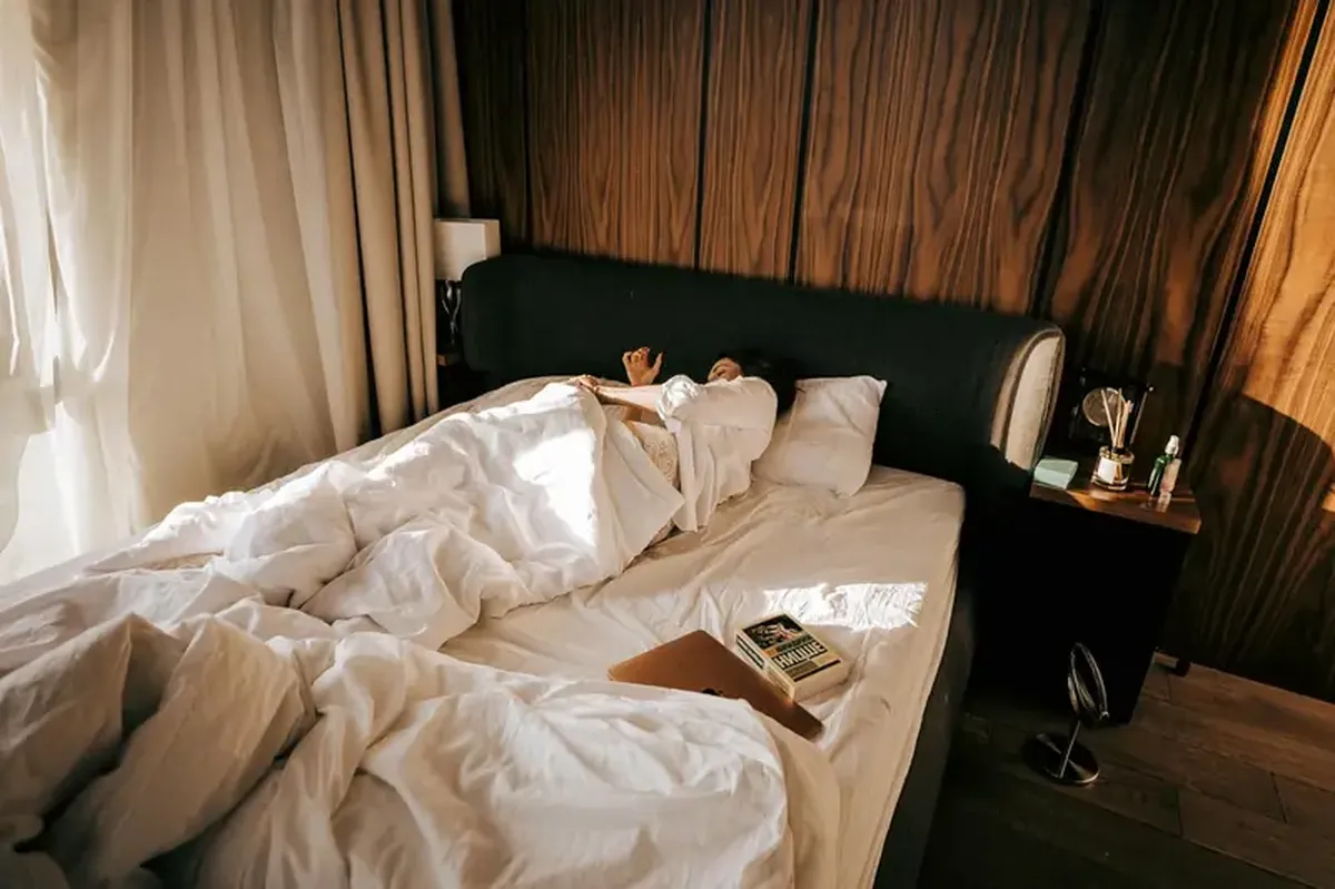 How 20 Minutes of Sunlight Before You Wake Makes Mornings Less Groggy 3 Twenty minutes of sunlight before waking gives a sense of vitality.