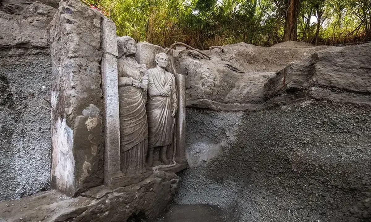 Two Life-Size Statues Unearthed in a Pompeii Tomb — the Woman Remains a Mystery 3 Two mysterious statues have been uncovered in a tomb in Pompeii — a discovery shrouded in secrets.