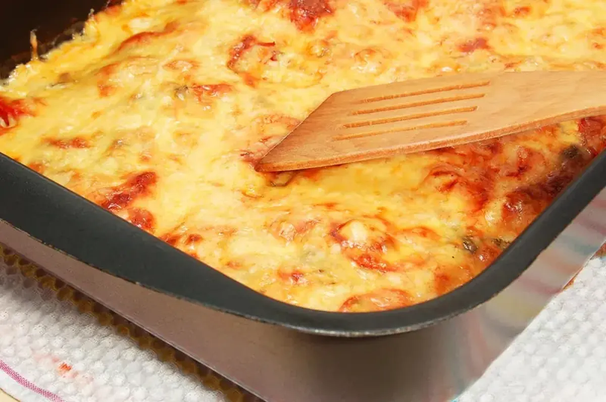 Hearty Baked Pork with Cheese, Cream, and Winter Vegetables 3 Recipe for cold days: baked pork with cheese, cream, and a vegetable medley.