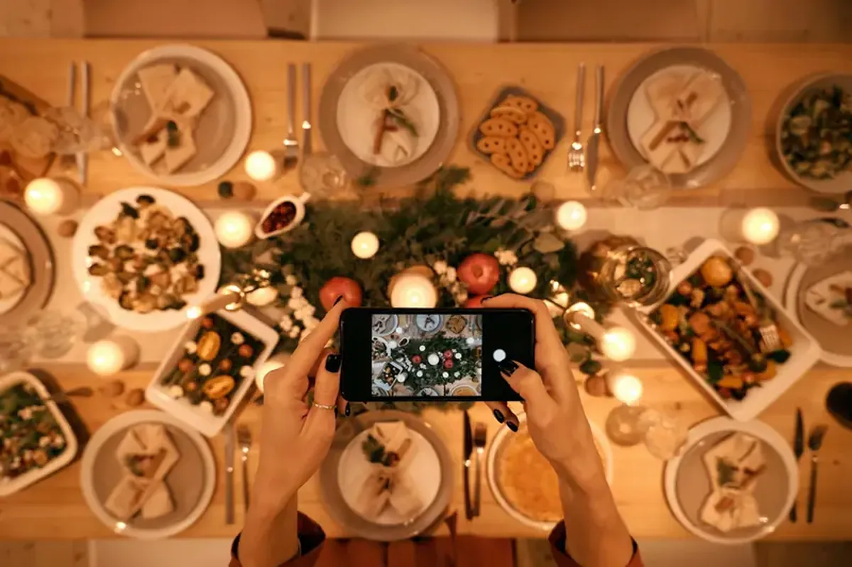 Researchers say mobile phones have no place at the dining table.