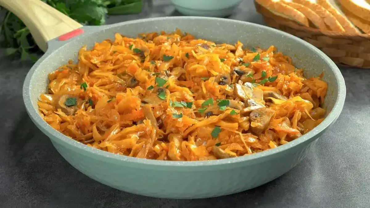 Two Savory Cabbage-and-Mushroom Recipes for a Lenten Table 3 Cabbage with mushrooms: two recipes for the Lenten table.