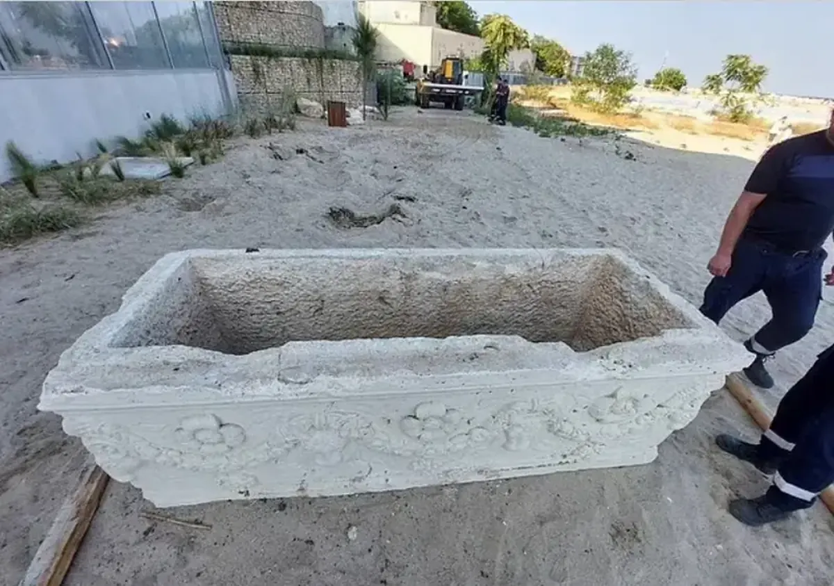 Ancient Roman Sarcophagus Found Serving as Beach‑Bar Table Near Varna 5 A Roman sarcophagus was discovered in a beach bar in Bulgaria.