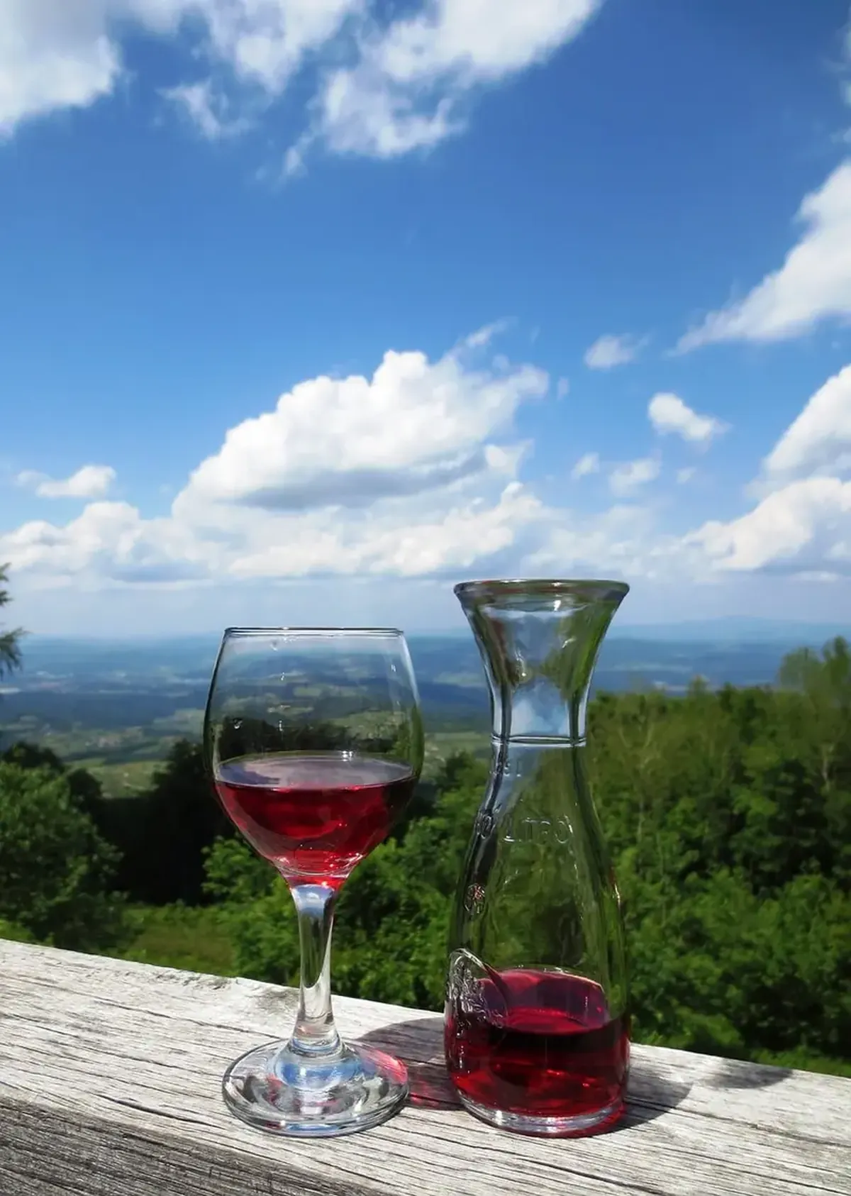 Why clear-bottle wine can smell like cabbage or wet dog 4 vyno na stoli