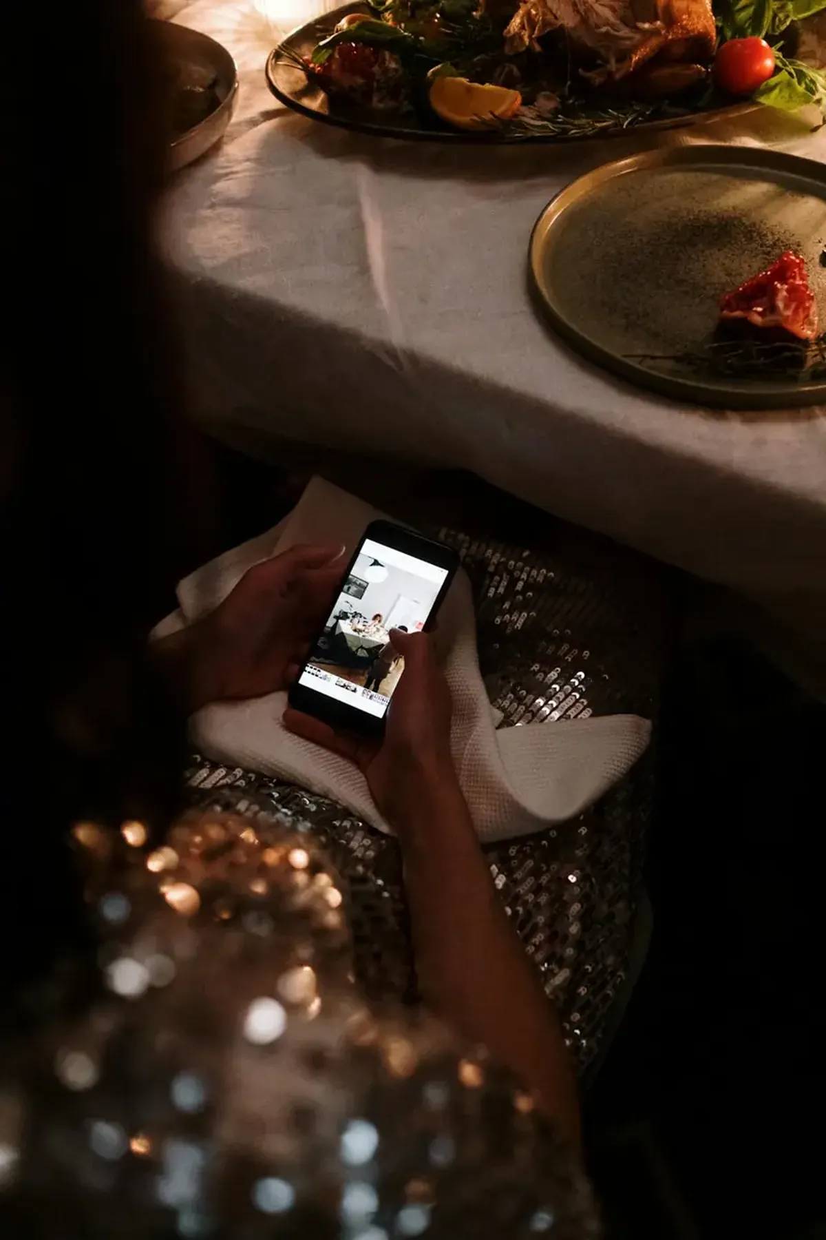 Researchers say mobile phones have no place at the dining table.