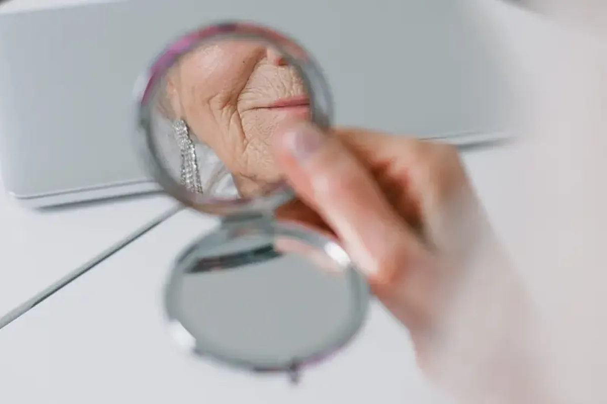 4 Everyday Habits That Cause Wrinkles 3 Four bad habits that contribute to wrinkle formation.