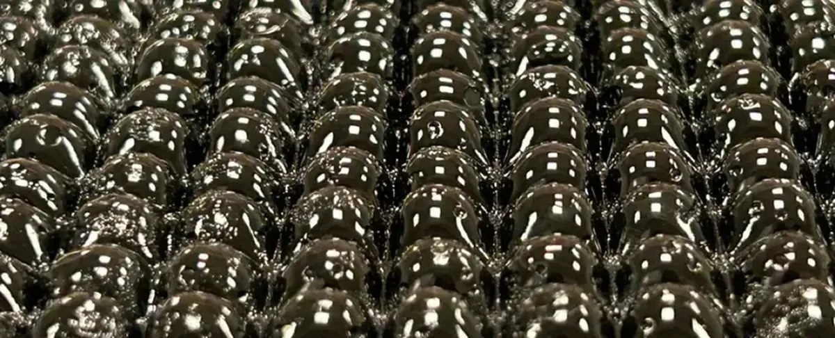 This strange bubble wrap turns air into water, even in the desert.
