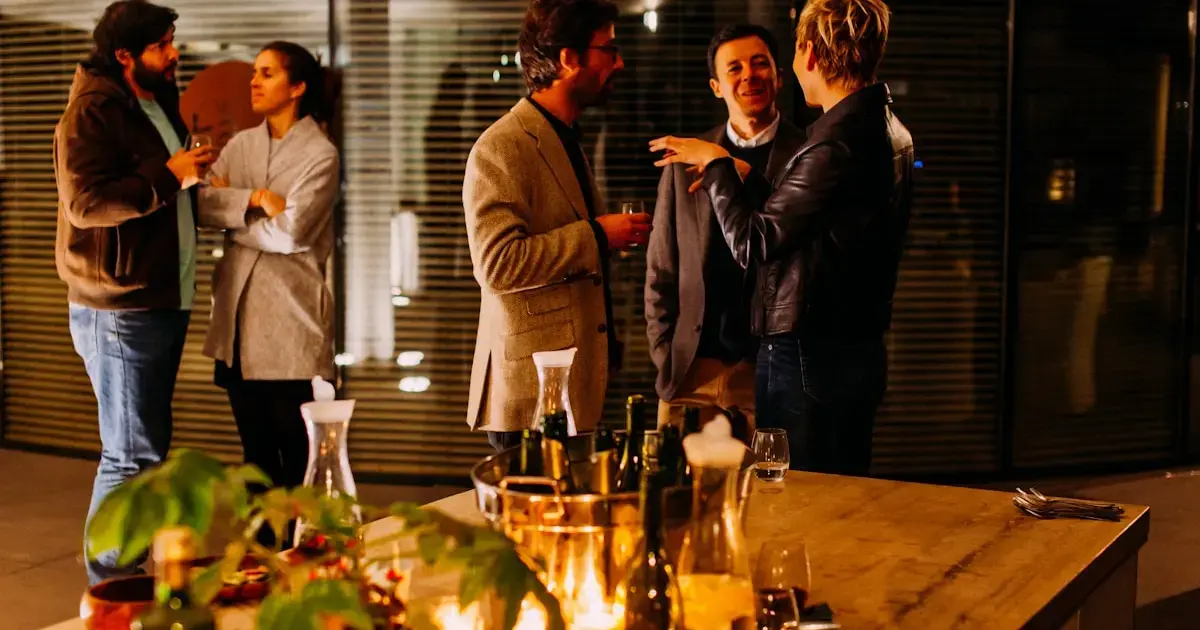 The "otrovert": the personality that thrives alone but connects deeply 5 People conversing around a table