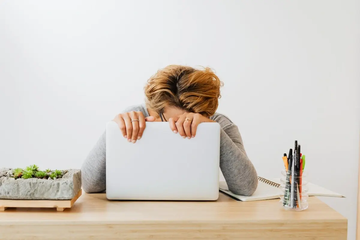 Why the afternoon slump hits around 1:30 p.m. — and how to beat it 3 When the Afternoon Slump Hits and How to Handle It