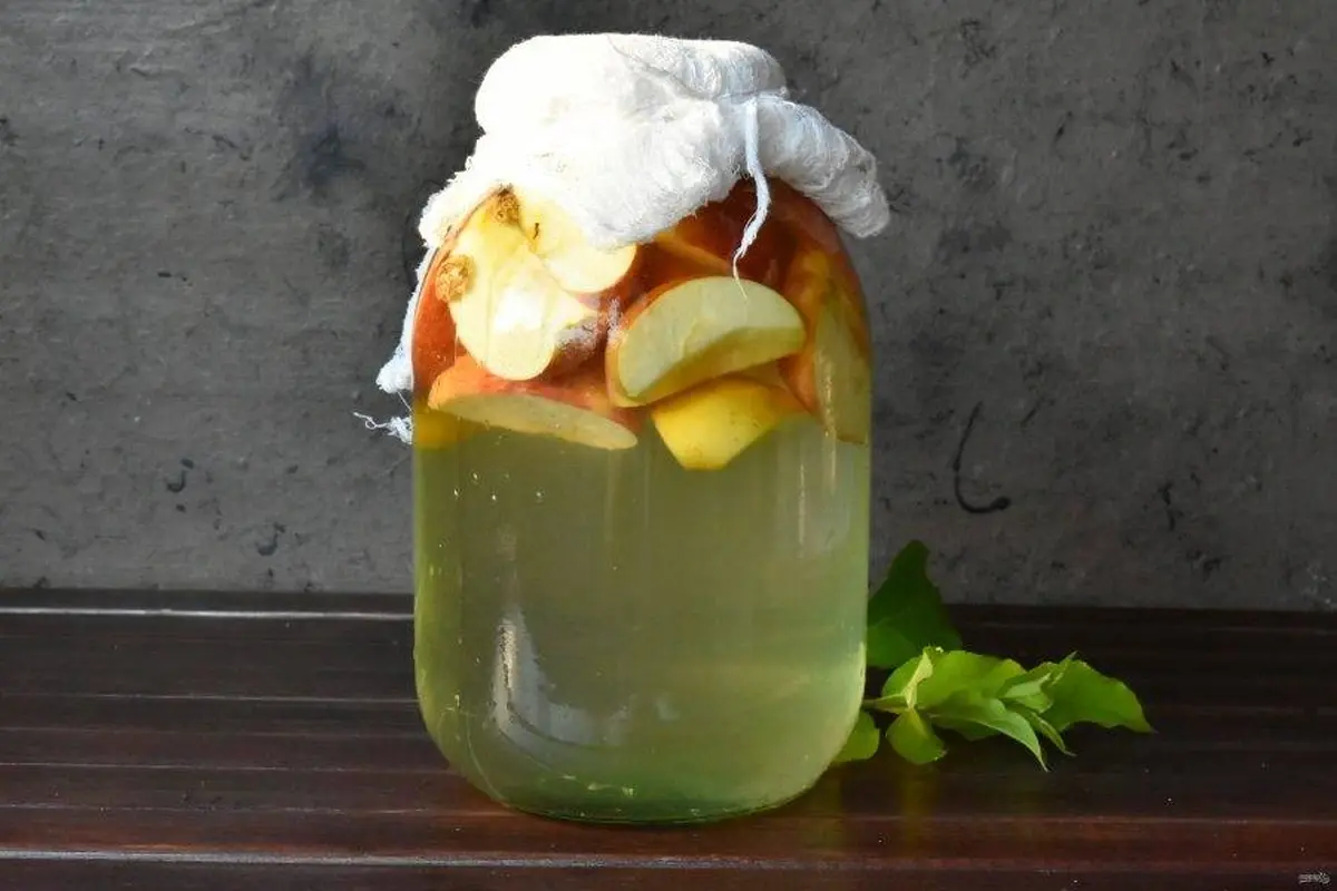 Three Ways to Make Apple Cider at Home 4 Apple cider in a jar