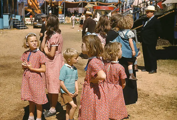 When Potato Sacks Became Fashion: How Packaging Turned into Dresses 7 Children wearing burlap clothing