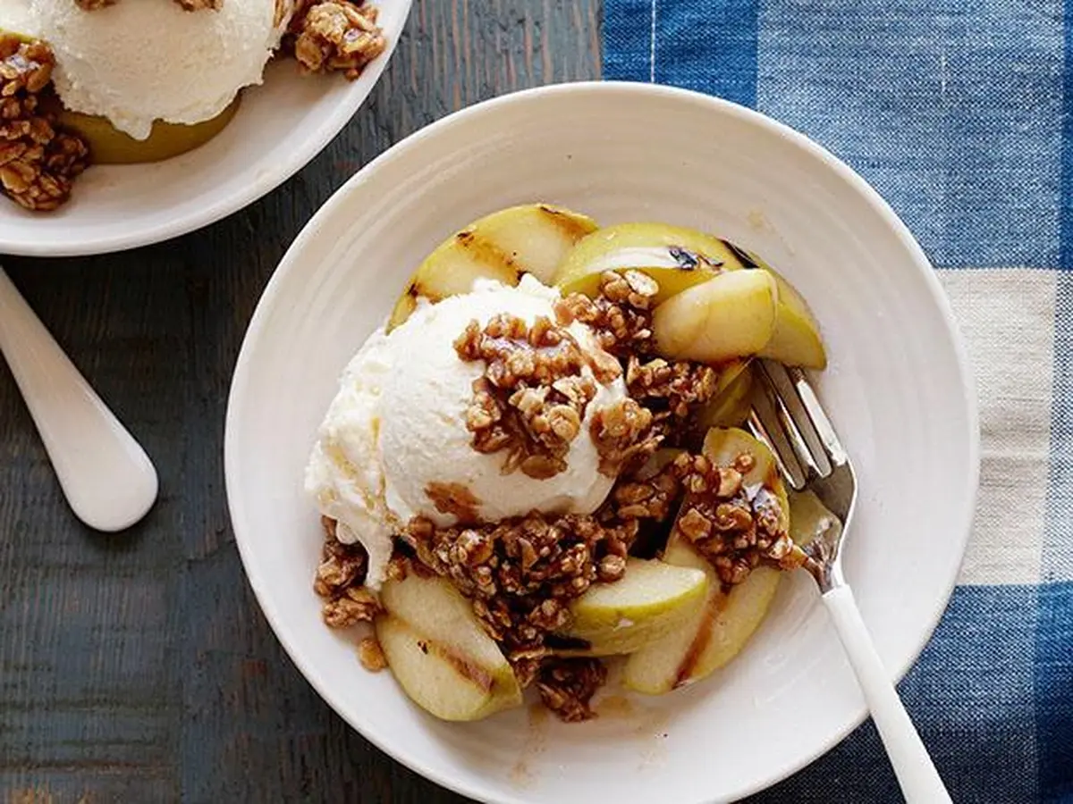 Apples with ginger and ice cream